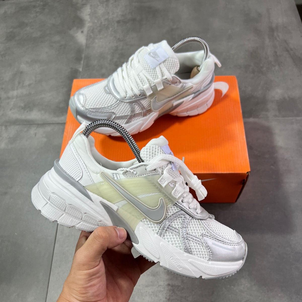 Nike V2K Blanco y Plateado | Dama